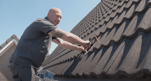 Monteur gerard van camerainstallatie.nl kabelstrekken op het dak met dakpannen