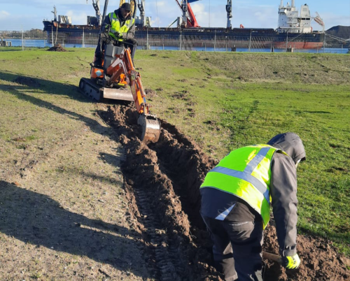 Monteurs van CameraInstallatie.nl maken met de graafmachine een kabelgoot