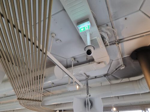 witte camera hangend van plafond