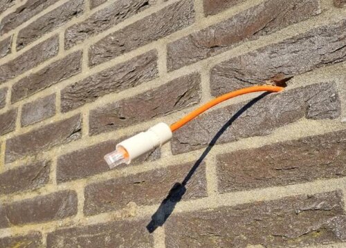 Kabel in de voeg, voor een bewakingscamera netjes boren