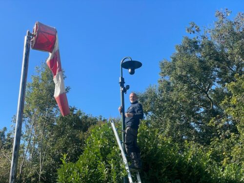 monteur camerainstallaties plaatst een camera op een paal