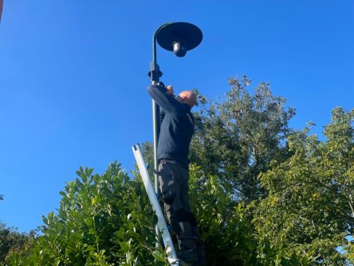 monteur plaatst een ptz camera in een paal